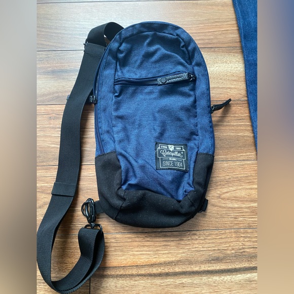 Caterpillar sling bag - Picture 1 of 5